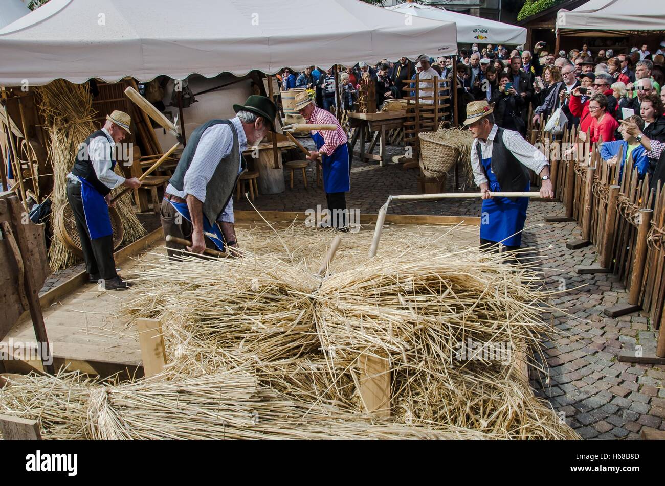 In Alto Adige il pane e lo Strudel mercato dal 29 settembre fino al 1 ottobre 2017 tenutasi a Bressanone piazza Duomo Valle Isarco Foto Stock