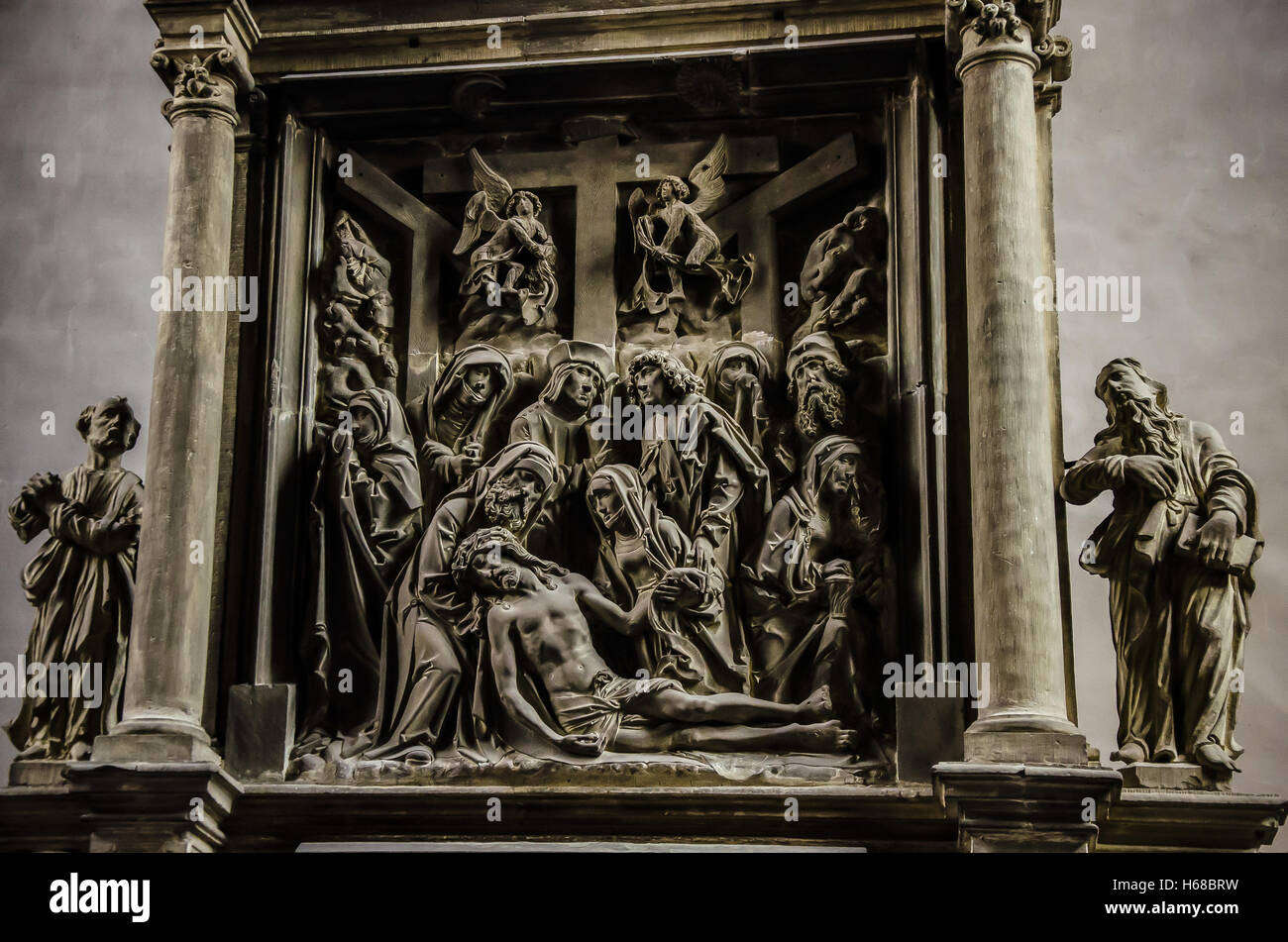 Il lutto per Cristo altare di pietra arenaria creato da Tilman Riemenschneider nella chiesa di Sant'Afra, Maidbronn, Rimpar Foto Stock