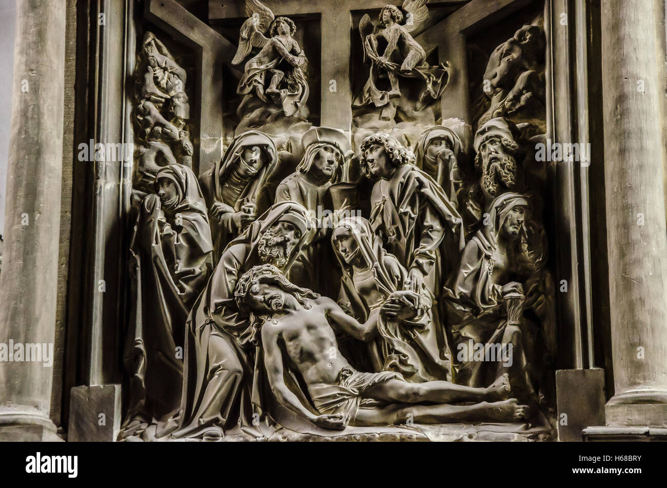 Il lutto per Cristo altare di pietra arenaria creato da Tilman Riemenschneider nella chiesa di Sant'Afra, Maidbronn, Rimpar Foto Stock