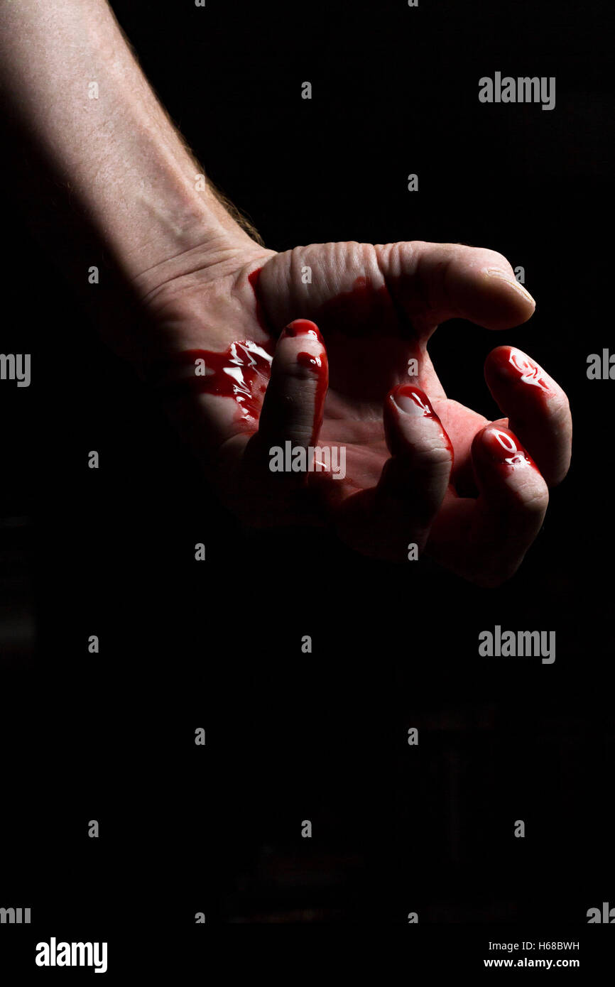 Bloody mani emergere dalle tenebre in orrore Halloween immagine Foto Stock