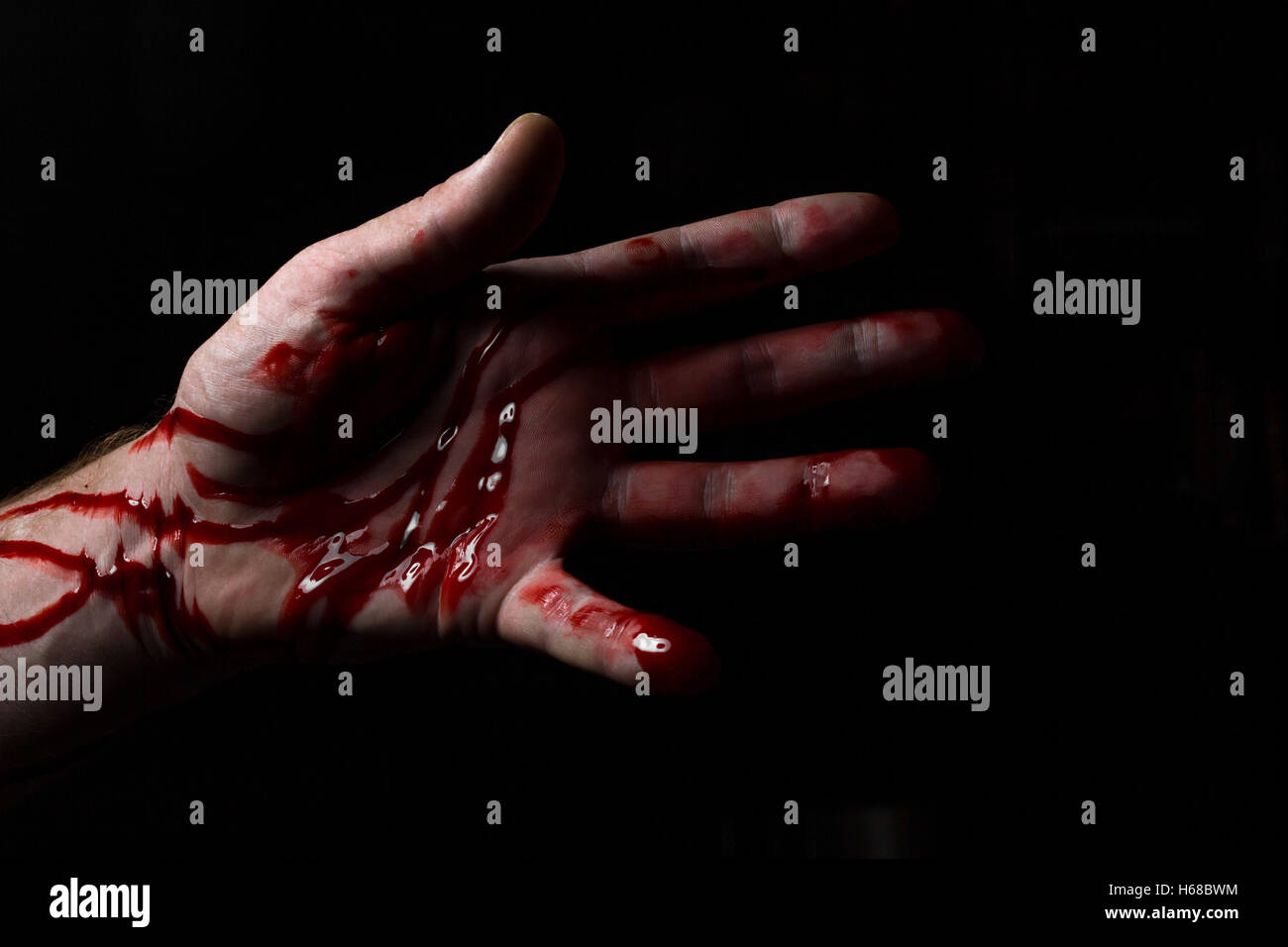 Bloody mani emergere dalle tenebre in orrore Halloween immagine Foto Stock