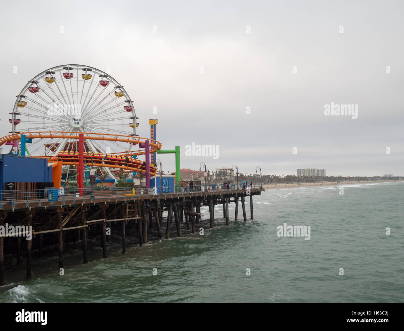 Santa Monica Pier Pacific Park vista generale Foto Stock