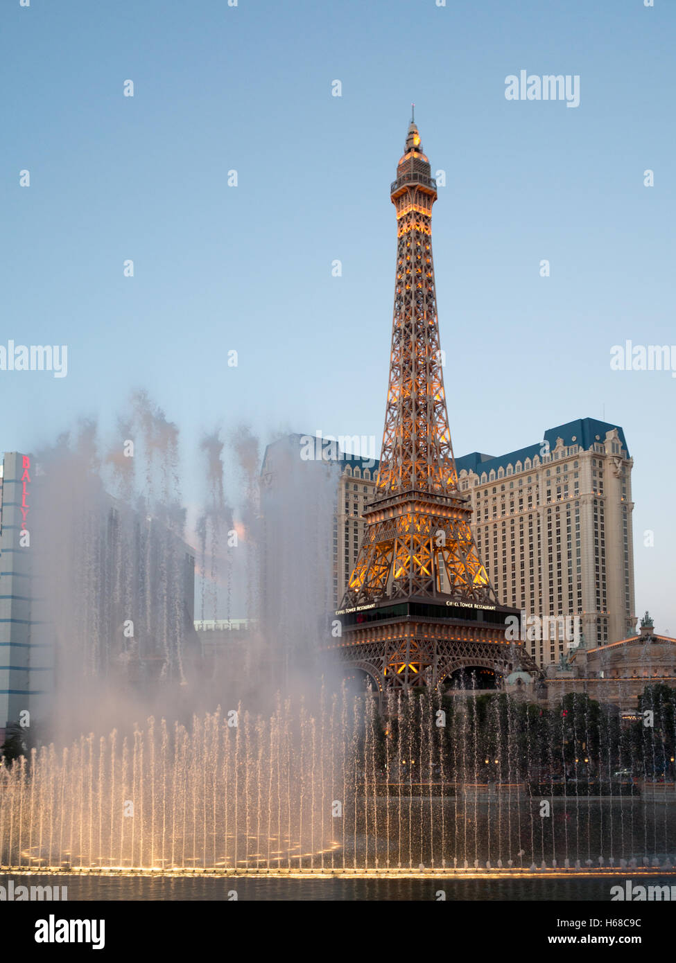 Bellagio Hotel and Casino fontane spettacolo di luci con il Paris Las Vegas Torre Eiffel in background Foto Stock
