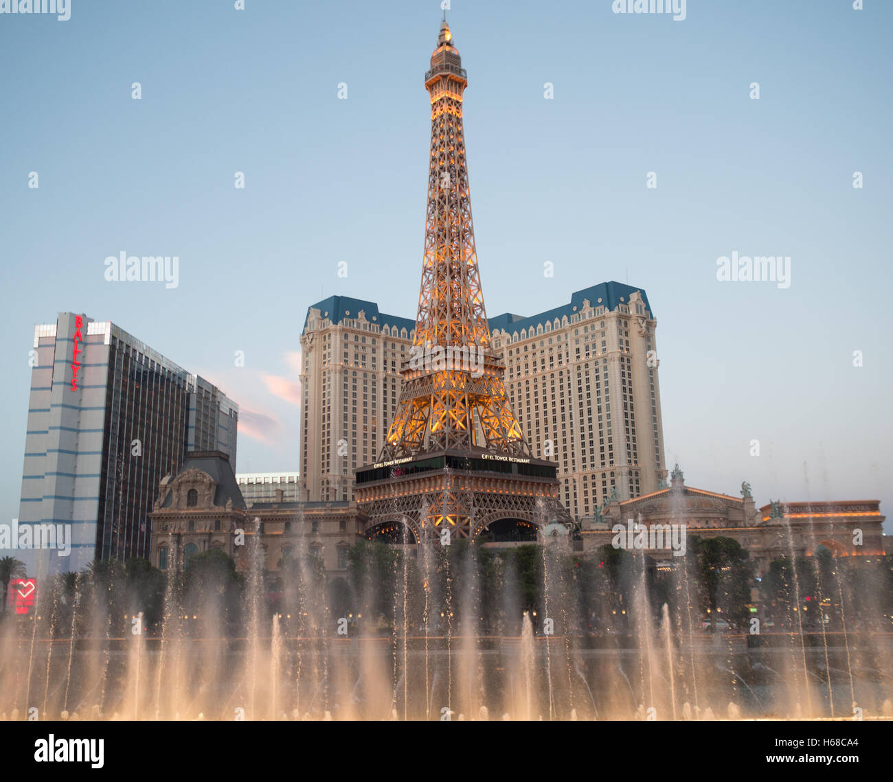 Bellagio Hotel and Casino fontane spettacolo di luci con il Paris Las Vegas Torre Eiffel in background Foto Stock
