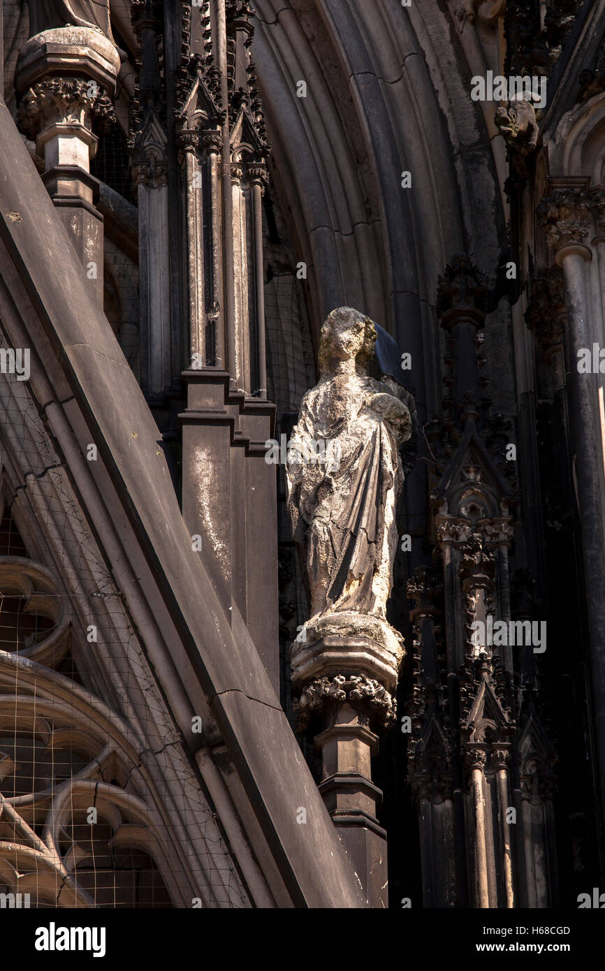 L'Europa, Germania, Colonia, da fattori ambientali gravemente danneggiato la statua sulla facciata ovest della cattedrale. Foto Stock