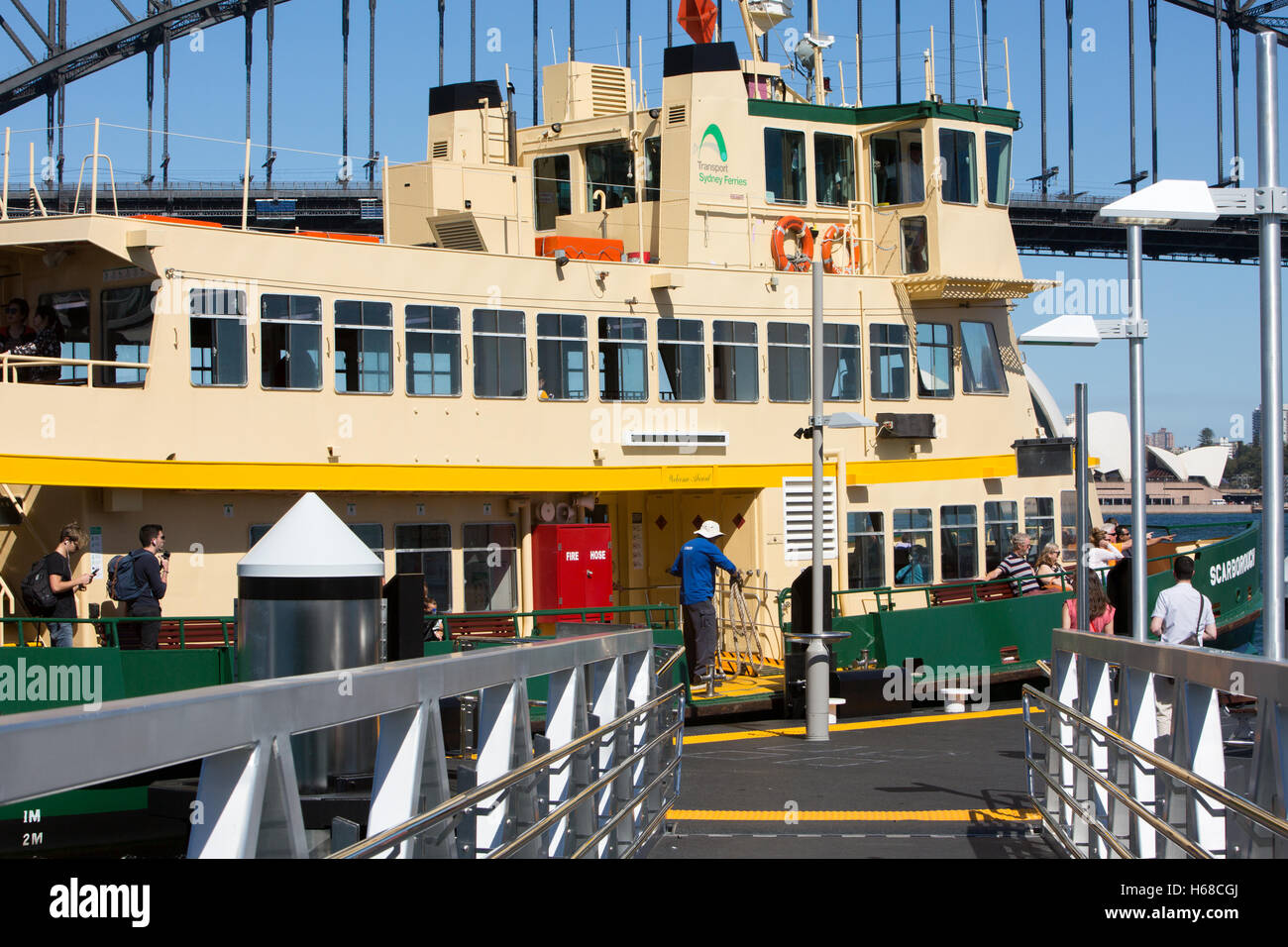 Ferry di Sydney al punto Mcmahons ferry wharf con Sydney Harbour Bridge in background di Sydney, Nuovo Galles del Sud, Australia Foto Stock