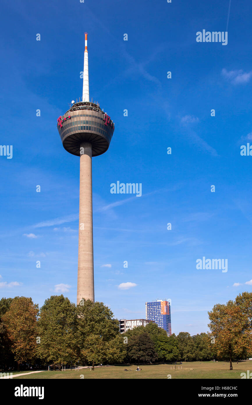 L'Europa, in Germania, in Renania settentrionale-Vestfalia, Colonia, il Colonius torre televisiva, sullo sfondo la Herkules alto-aumento buildi Foto Stock