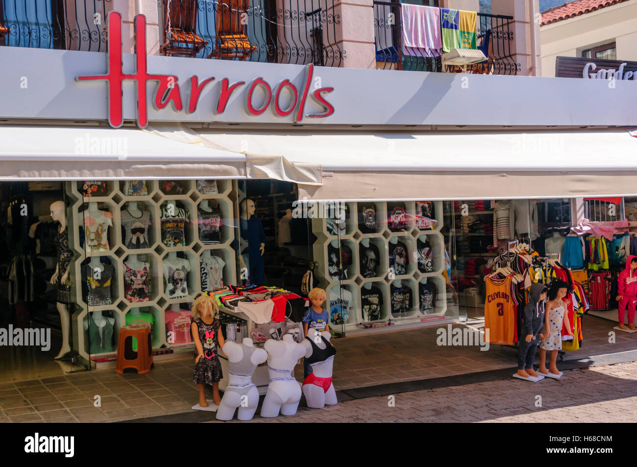 Imbroglio shop si chiama 'Harrools' (il logo ha un aspetto molto simile a 'Harrods') vendita di abbigliamento contraffatti e borsette in Oludeniz, Tur Foto Stock