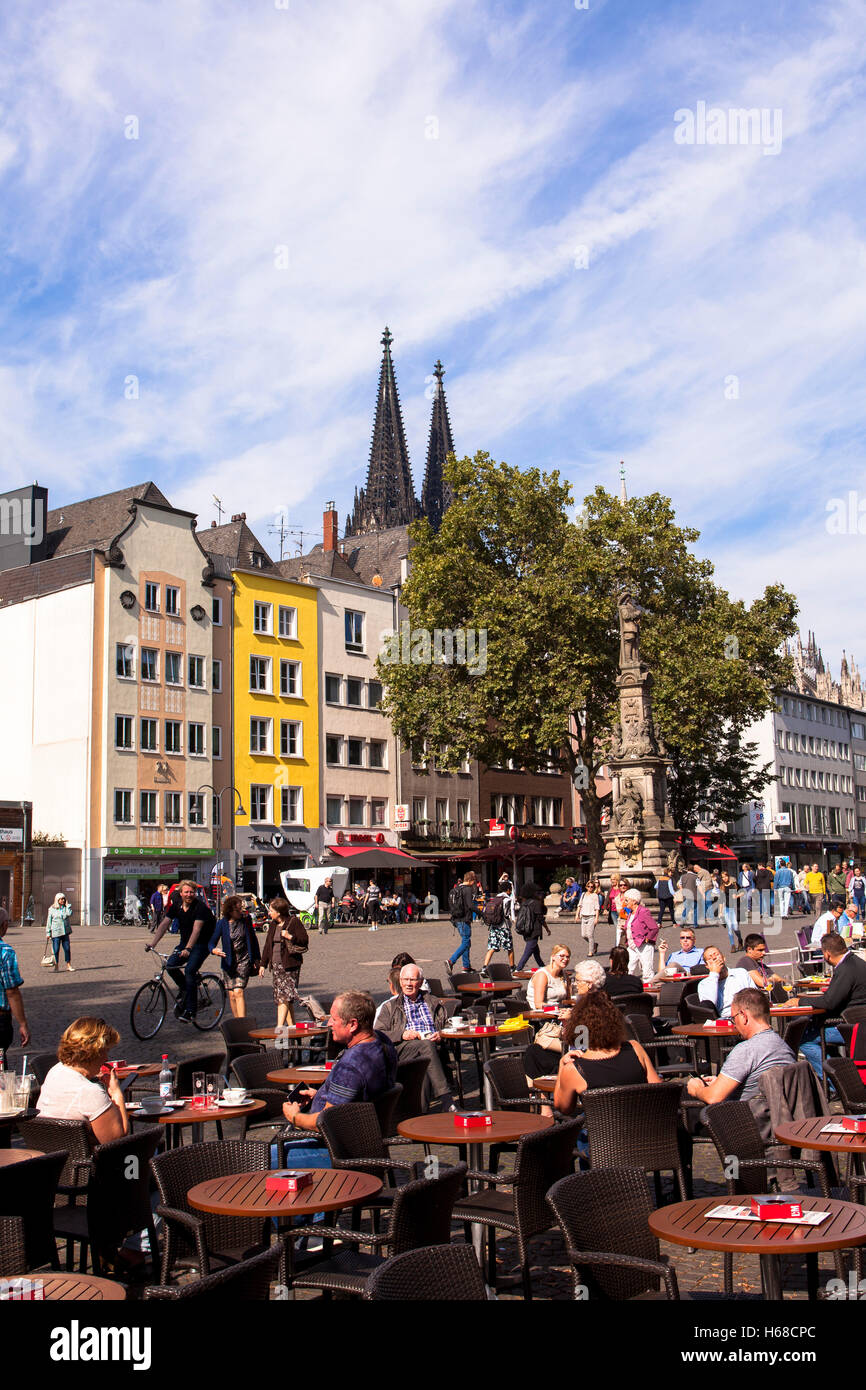 L'Europa, Germania, Colonia, il vecchio mercato nella parte vecchia della città, caffetterie, vista della cattedrale. Foto Stock