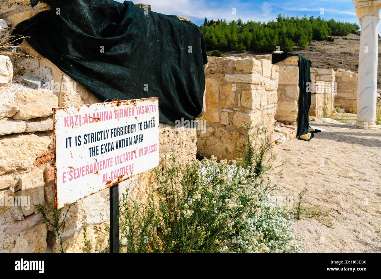 Segno avviso di persone di non immettere gli scavi archeologici presso le rovine romane, Hieropolis, Pamakkule, Turchia Foto Stock