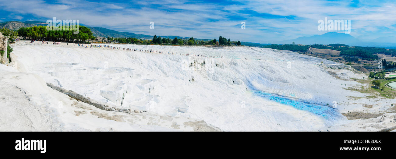 Bianco di depositi di calcio presso le sorgenti termali a Pamakkule, Turchia Foto Stock