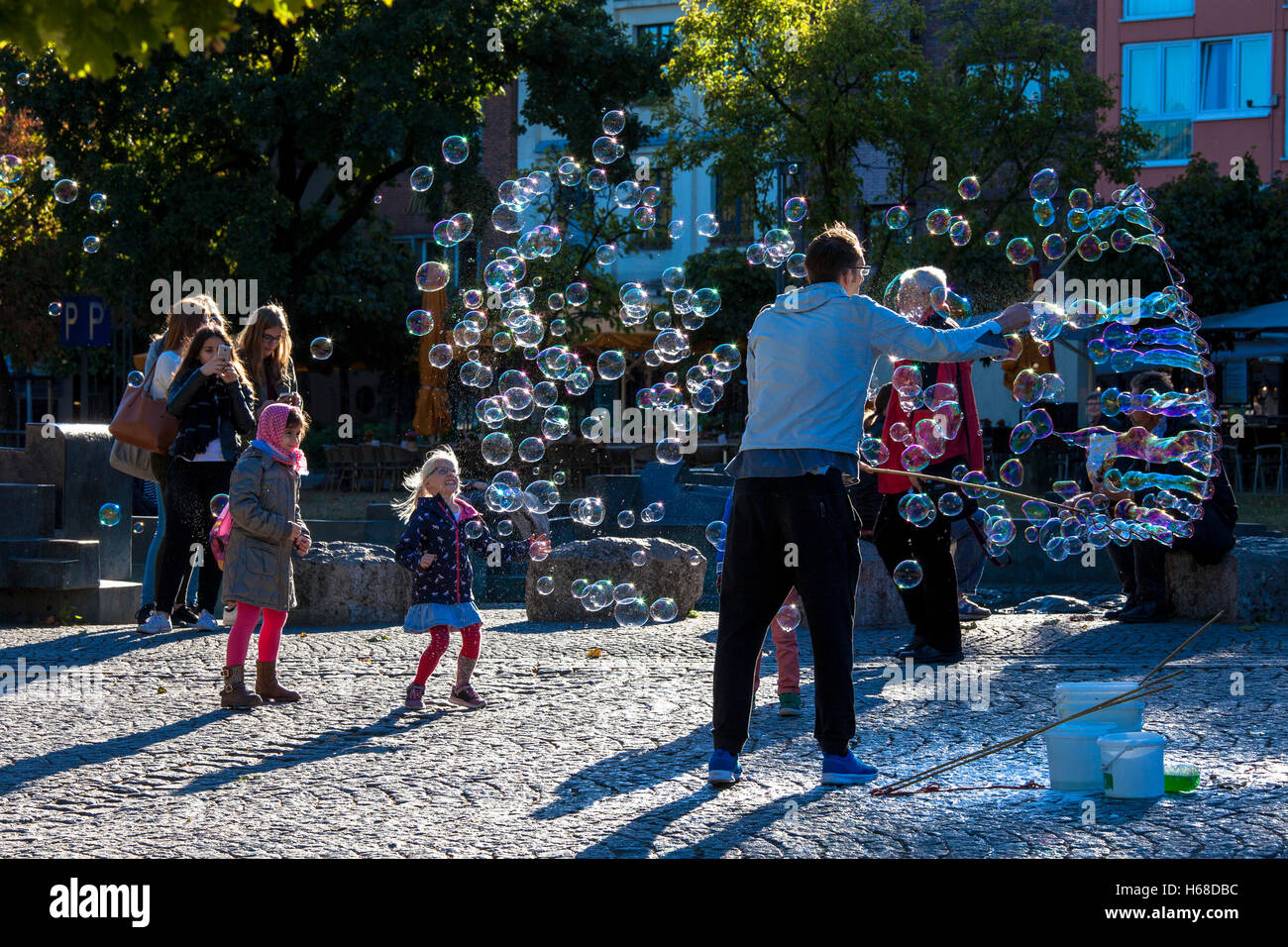 Germania, Colonia, uomo fa bolle di sapone sul Reno giardino nella parte vecchia della citta'. Foto Stock