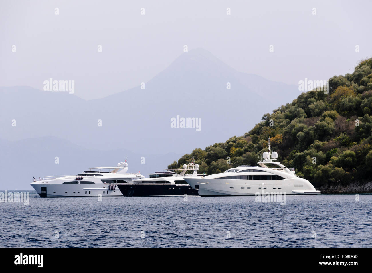 Grandi superyacht che sono ancorate al largo di un'isola privata in Turchia Foto Stock