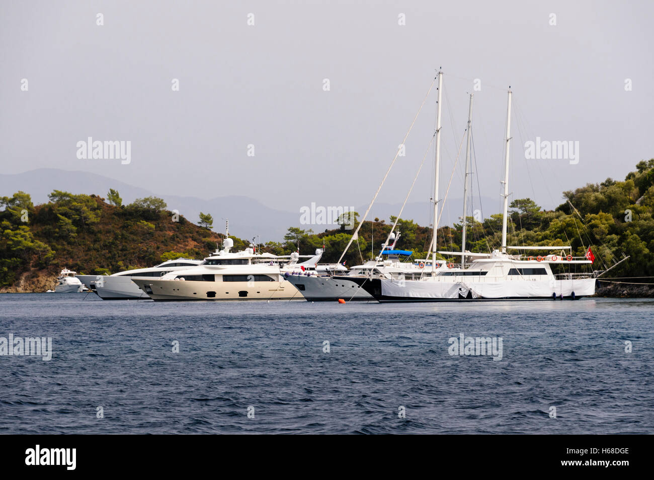 Grandi superyacht che sono ancorate al largo di un'isola privata in Turchia Foto Stock
