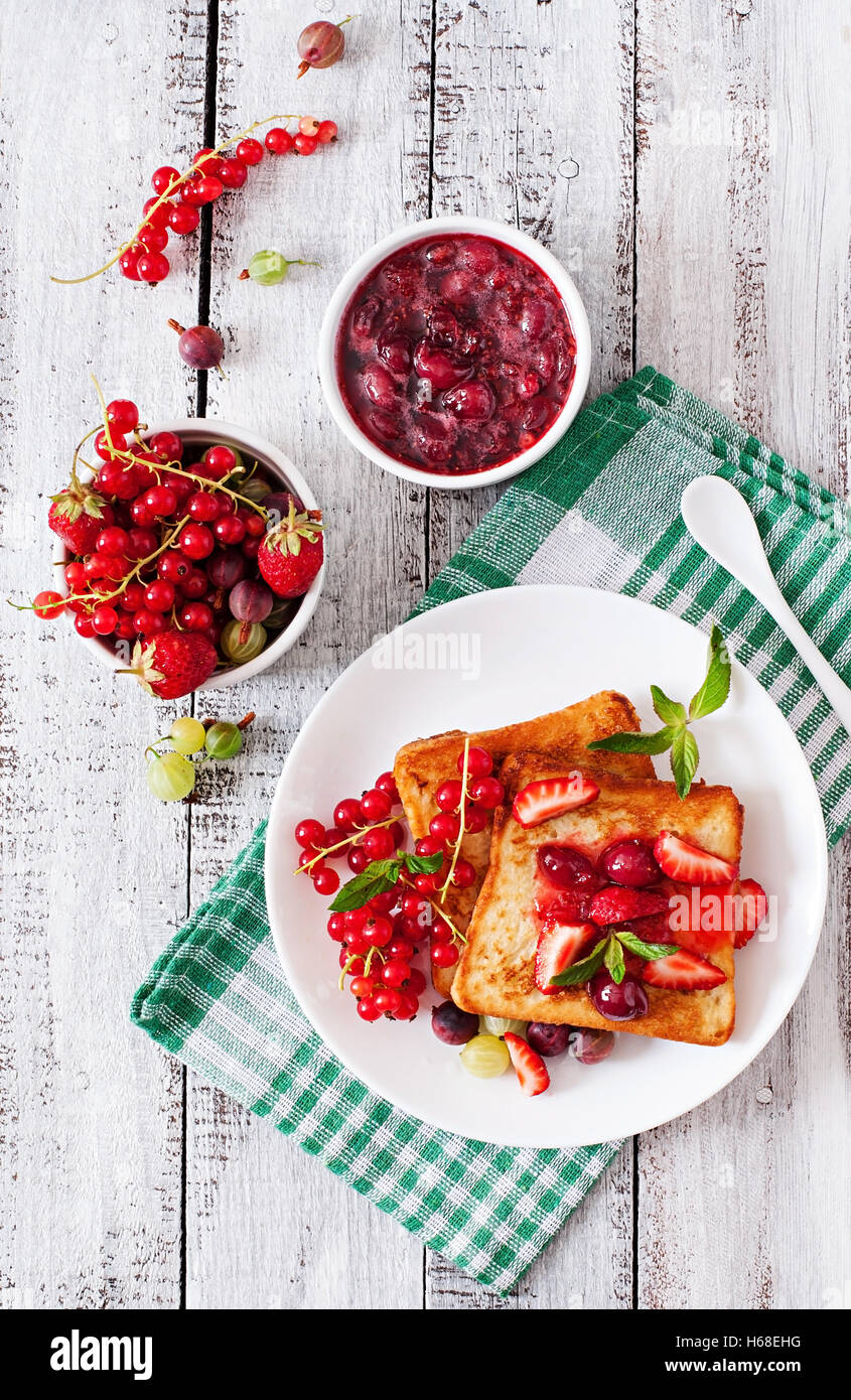Toast alla francese con le bacche e le marmellate per la colazione Foto Stock