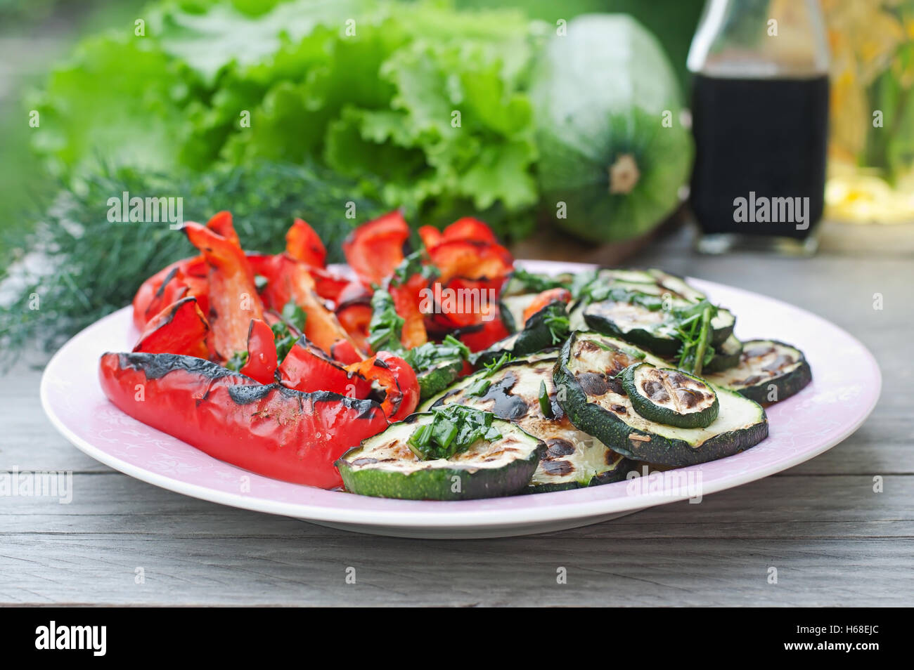 Piatto di verdure alla griglia (zucchine, il peperone e la cipolla rossa) Foto Stock