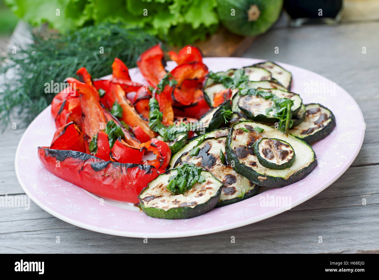 Piatto di verdure alla griglia (zucchine, il peperone e la cipolla rossa) Foto Stock