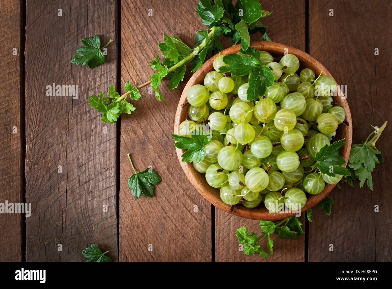 Ribes verde in una ciotola di legno Foto Stock