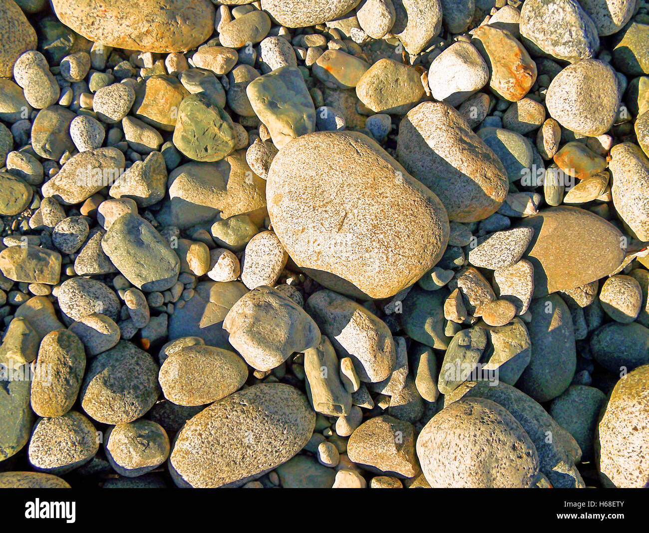 Asciugare pietre di fiume al fiume Capilano, BC Canada Foto Stock