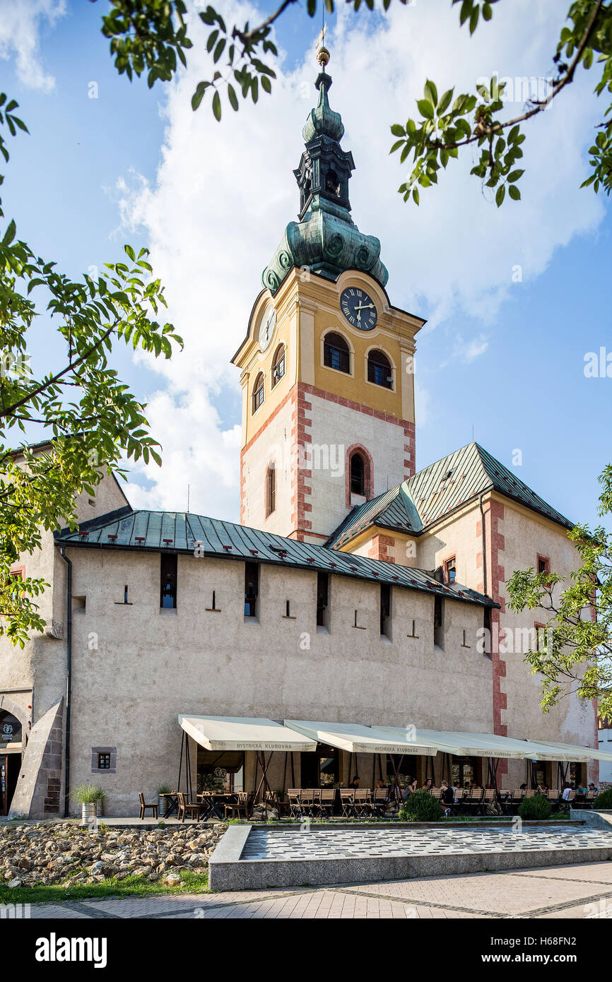 Banska Bystrica, Slovacchia - 07 agosto 2015: il vecchio castello con torre dell orologio sulla giornata di sole. Barbican. Foto Stock