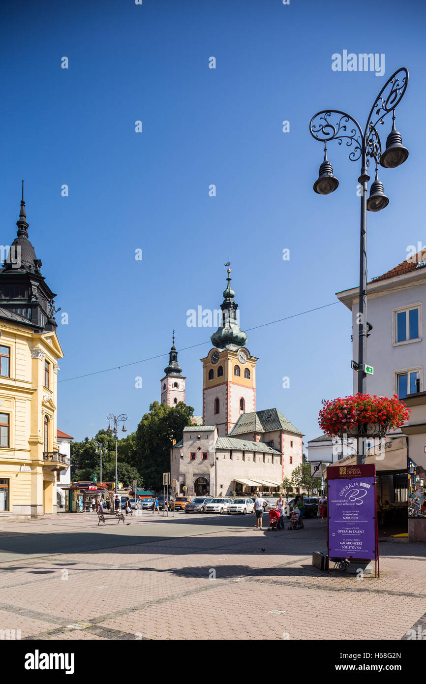 Banska Bystrica, Slovacchia - 07 agosto 2015: il vecchio castello con torre dell orologio sulla giornata di sole. Barbican. Foto Stock