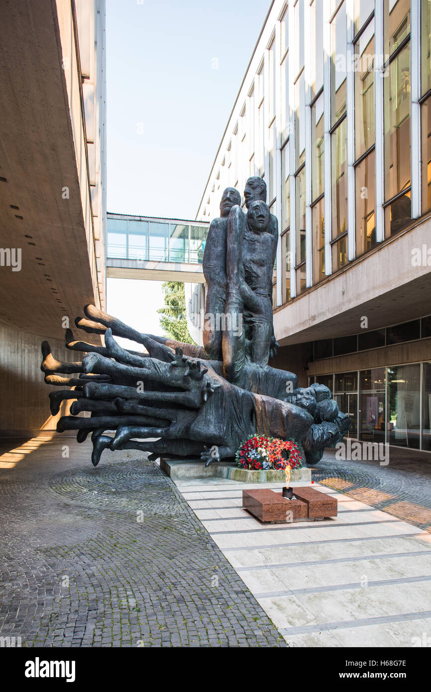 Banska Bystrica, Slovacchia - 07 agosto 2015: moderno edificio del Museo della Rivolta Nazionale Slovacca. La vittima di avvertimento Foto Stock