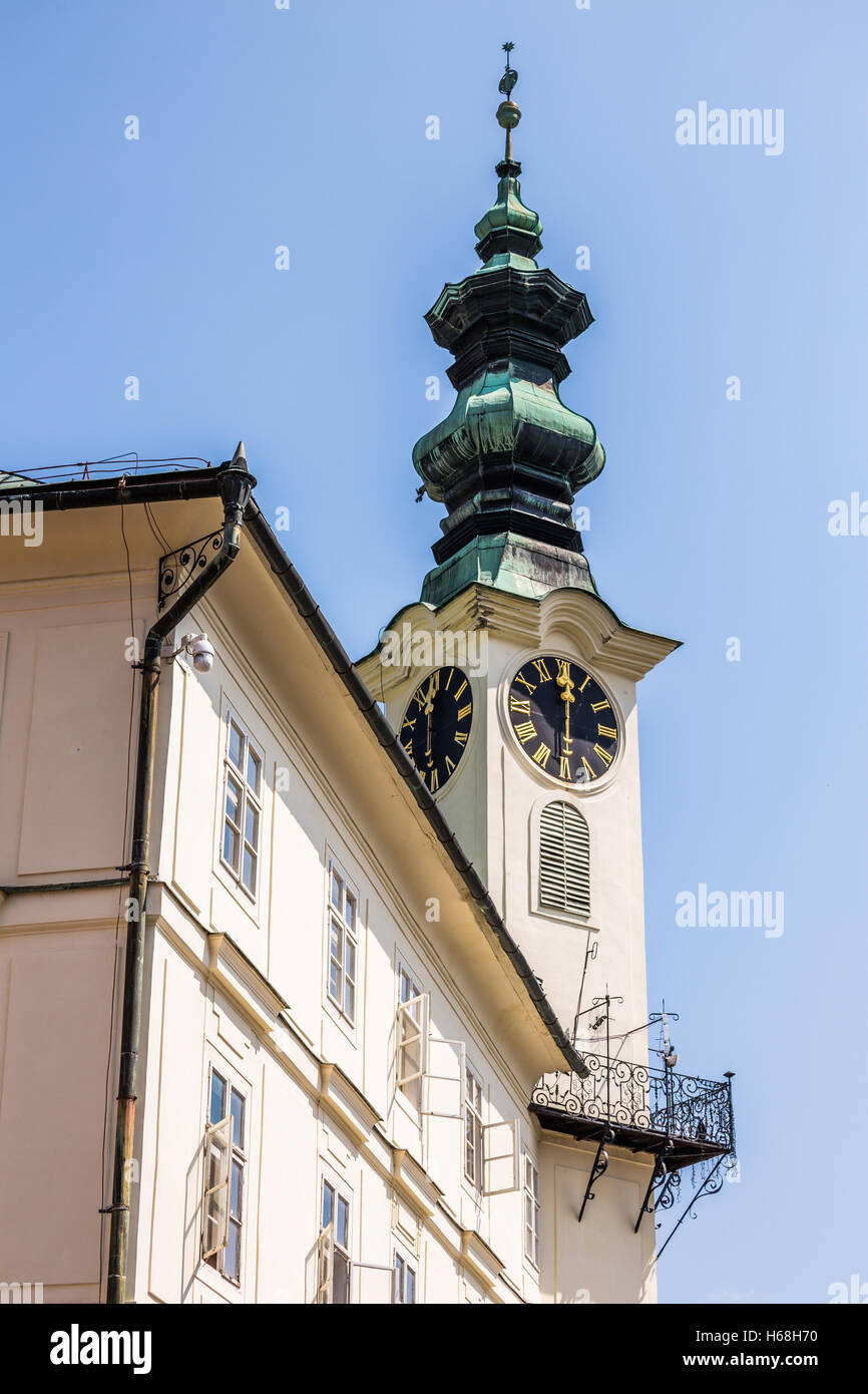 Banska Bystrica, Slovacchia - 07 agosto 2015: Dettaglio di una delle torri di clock in Banska Bystrica, Slovacchia Foto Stock
