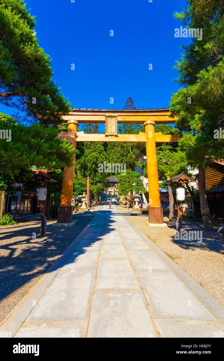 Porta di legno torii ingresso Sakurayama Hachiman-gu Sacrario Scintoista su un cielo blu chiaro giorno a Takayama, Prefettura di Hida, Giappone. Foto Stock