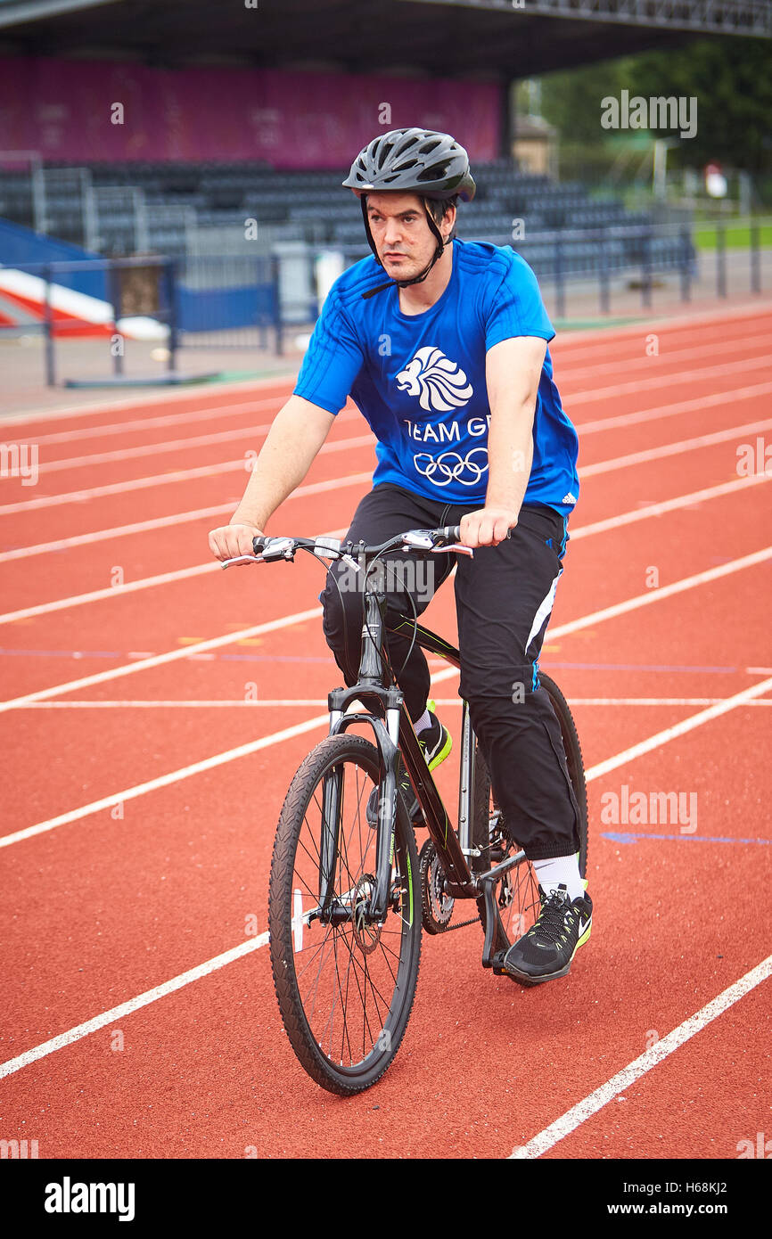 James Bastin, che abbia subito una lesione cerebrale in 2004, impresa di un triathlon in aiuto della carità Foto Stock