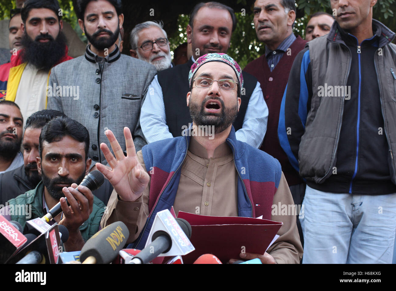 Srinagar, India. 25 ott 2016. Il capo della resistenza, Mirwaiz Umar Farooq supporti di indirizzamento persone dopo l incontro con il team di Delhi il 25 ottobre 2016, in indiano Kashmir controllata. Mirwaiz era in stato di detenzione dal passato diverse settimane e fu sera spostato al suo luogo di residenza solo per metterlo sotto la casa di detenzione. Credito: Umer Asif/Pacific Press/Alamy Live News Foto Stock