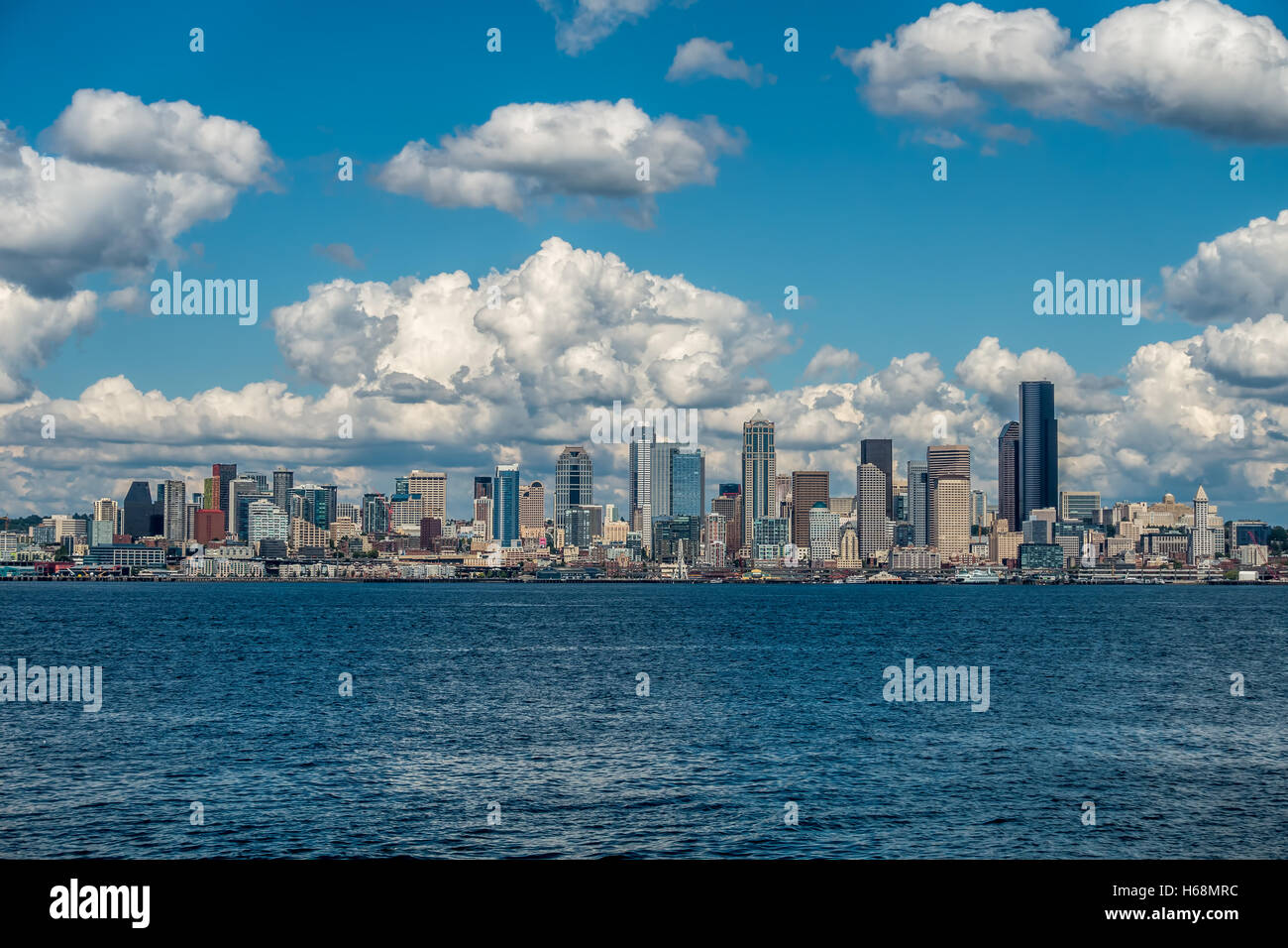 Una vista della skyline di Seattle con una fuga di nuvole di byte di overhead. Foto Stock