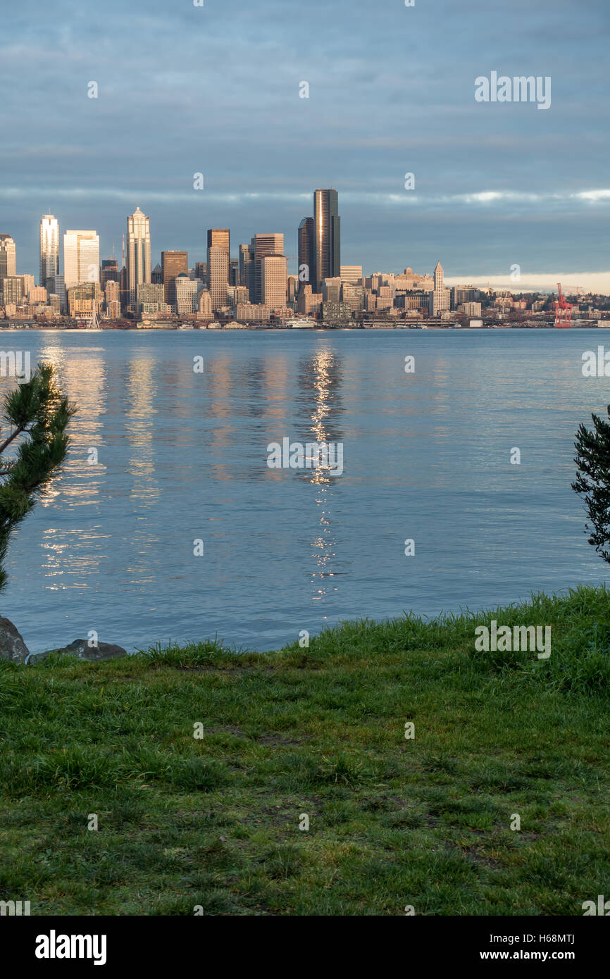 I grattacieli di Seattle riflettono il sole sulle acque della Baia di Elliott. Foto Stock
