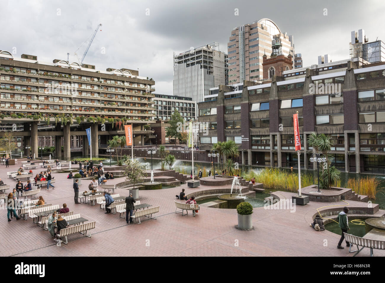 Chamberlin Powell & Bon's Barbican Housing Complex nella città di Londra, Inghilterra, Regno Unito Foto Stock