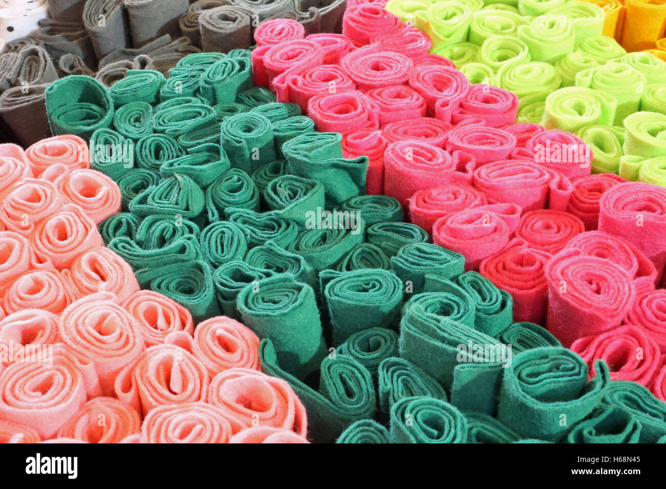 Molti rulli di pannolenci colorato per la vendita nel mercato hobby in stallo Foto Stock