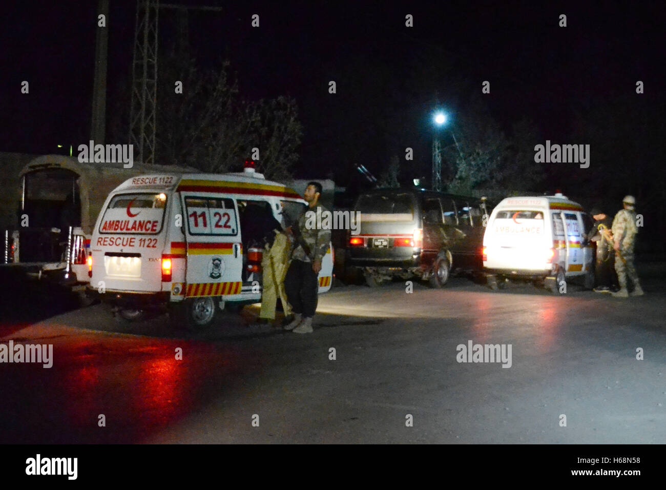 Quetta, Pakistan. 25 ott 2016. Di sicurezza pakistane funzionari guardia circa la polizia training center dopo l attacco di banditi. Almeno 70 persone di polizia sono stati uccisi e 165 persone di polizia sono stati feriti quando uomini armati hanno attaccato una polizia del centro di formazione. Almeno cinque terroristi hanno attaccato la sistemazione della polizia training college a Quetta city dopo che hanno infiltrato il complesso in cui più di 250 cadetti soggiorno, secondo una dichiarazione da parte della polizia. Credito: Prabhat Kumar Verma/Pacific Press/Alamy Live News Foto Stock