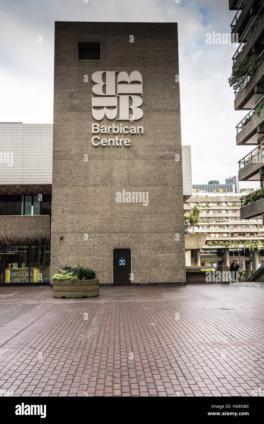 Il Barbican complesso di abitazioni nella città di Londra, Regno Unito Foto Stock