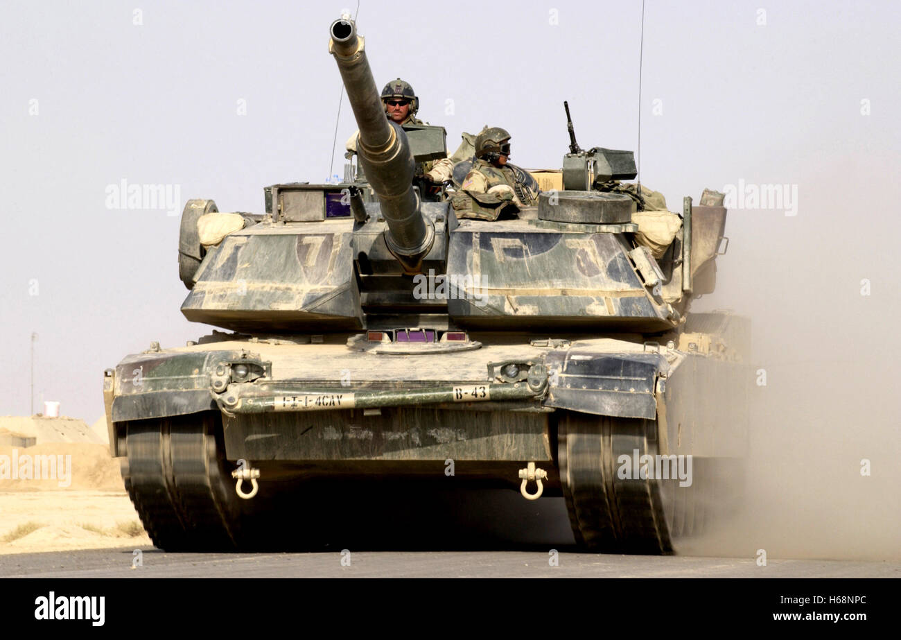 Un M1A1 Abrams teste del serbatoio fuori su una missione da Avanzamento base operativa MacKenzie in Iraq. DoD foto di Staff Sgt. Shane A. Cuomo, U.S. Air Force Foto Stock Un M1A1 Abrams teste del serbatoio fuori su una missione da Avanzamento base operativa MacKenzie in Iraq. DoD foto di Staff Sgt. Shane A. Cuomo, U.S. Air Force Foto Stock