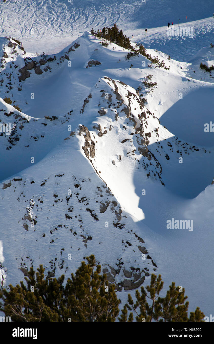 Coperta di neve formazioni rocciose sopra Lech am Arlberg Austria Foto Stock