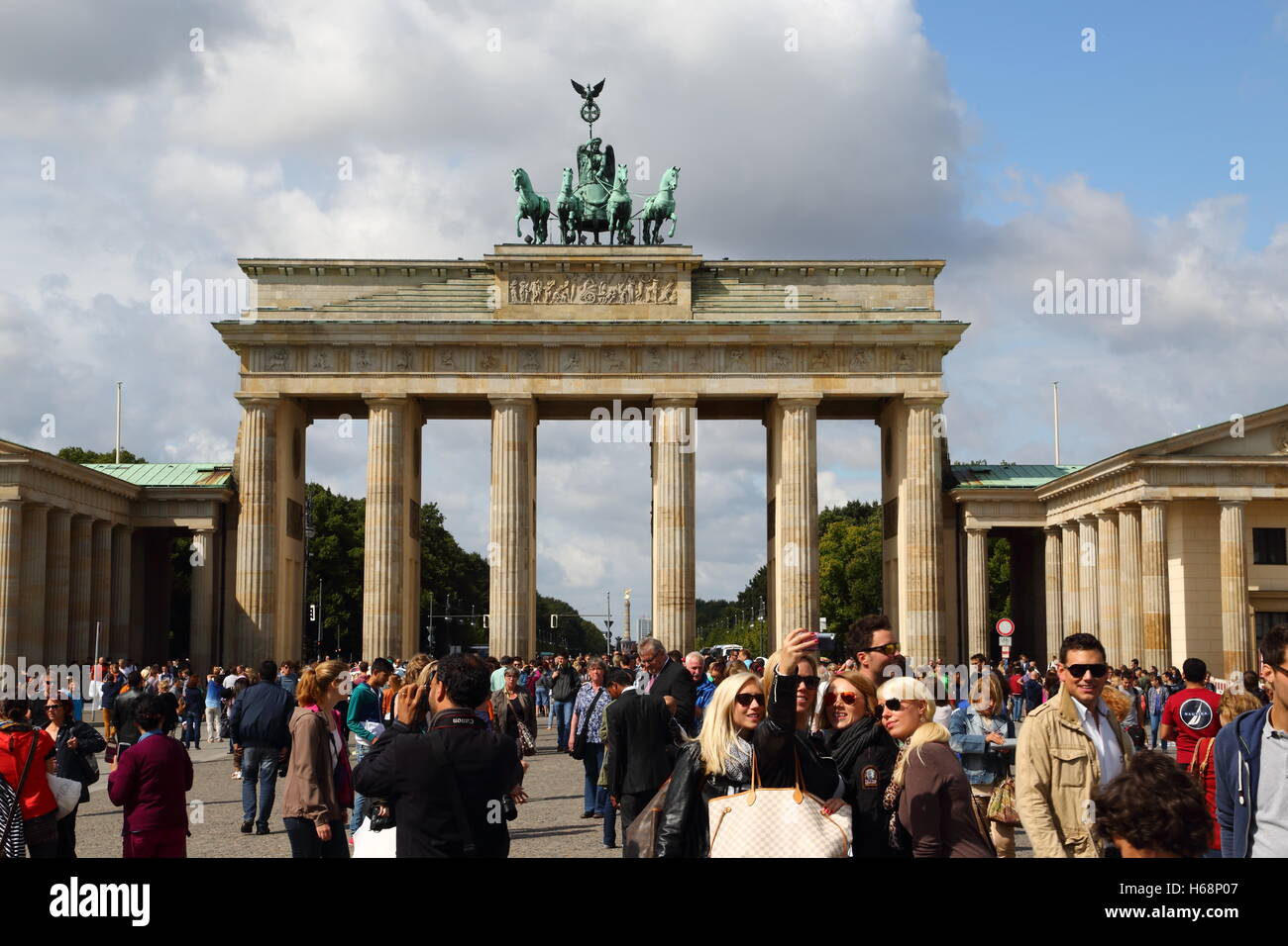 La Porta di Brandeburgo a Berlino, Germania, è una ottima meta turistica durante tutto l'anno Foto Stock