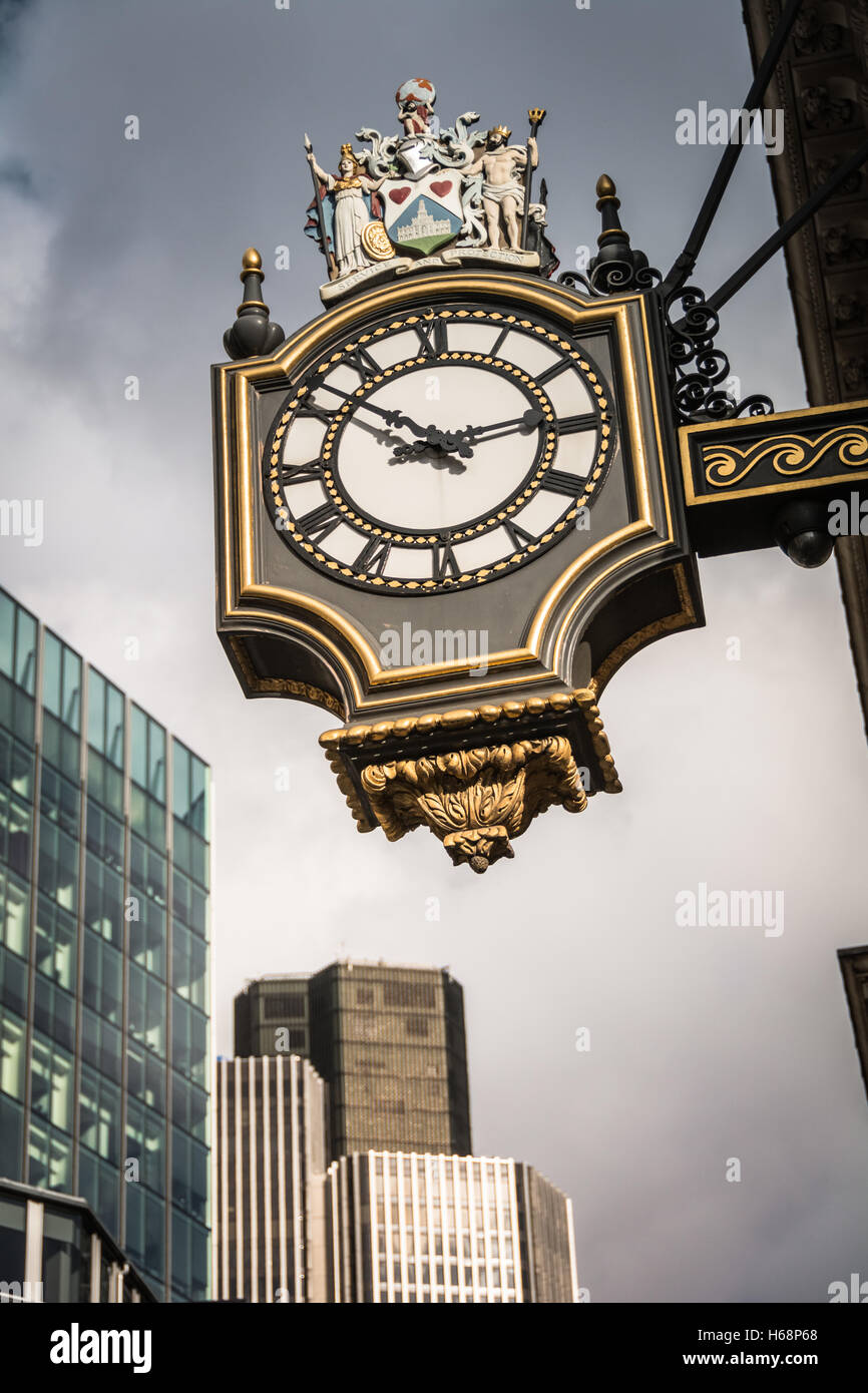 Dettaglio uno dei due orologi sul Royal Exchange in Cornhill, Threadneedle Street, City of London, EC3, England, REGNO UNITO Foto Stock