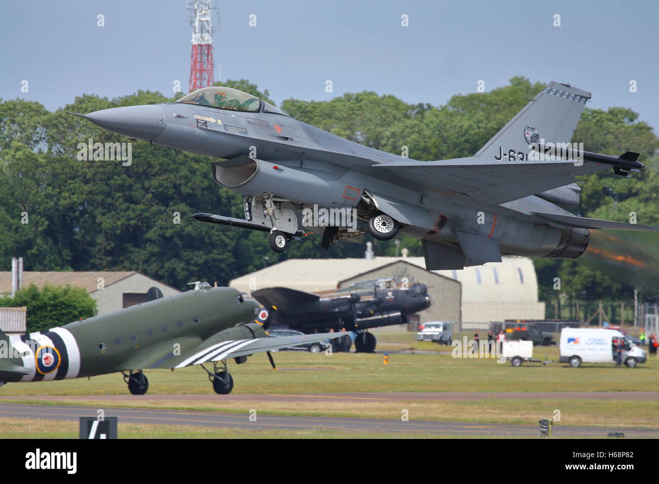Un olandese F16 J-631 decollare al Royal International Air Tattoo RIAT 2014 a Fairford, REGNO UNITO Foto Stock