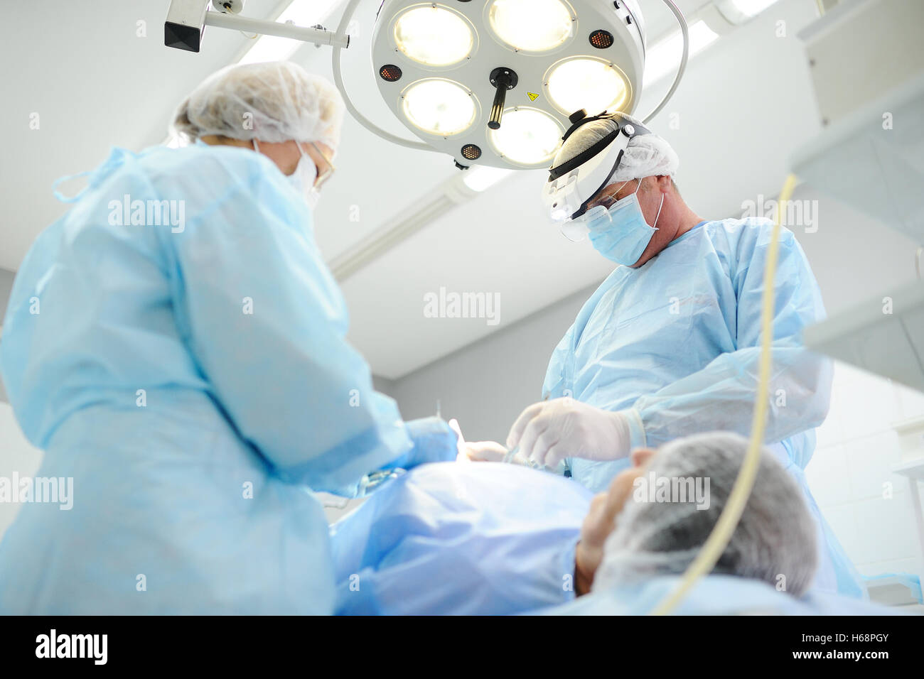 I chirurghi fare dell'intervento il paziente Foto Stock