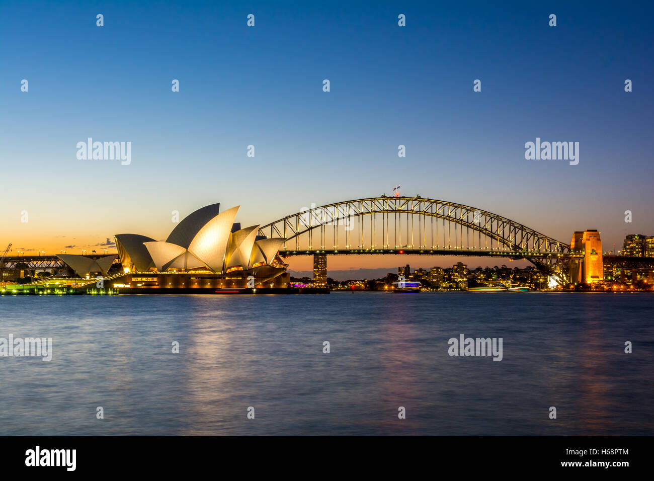 La baia di Sydney vista al tramonto con la Opera House di Sydney e il ponte - Australia Foto Stock