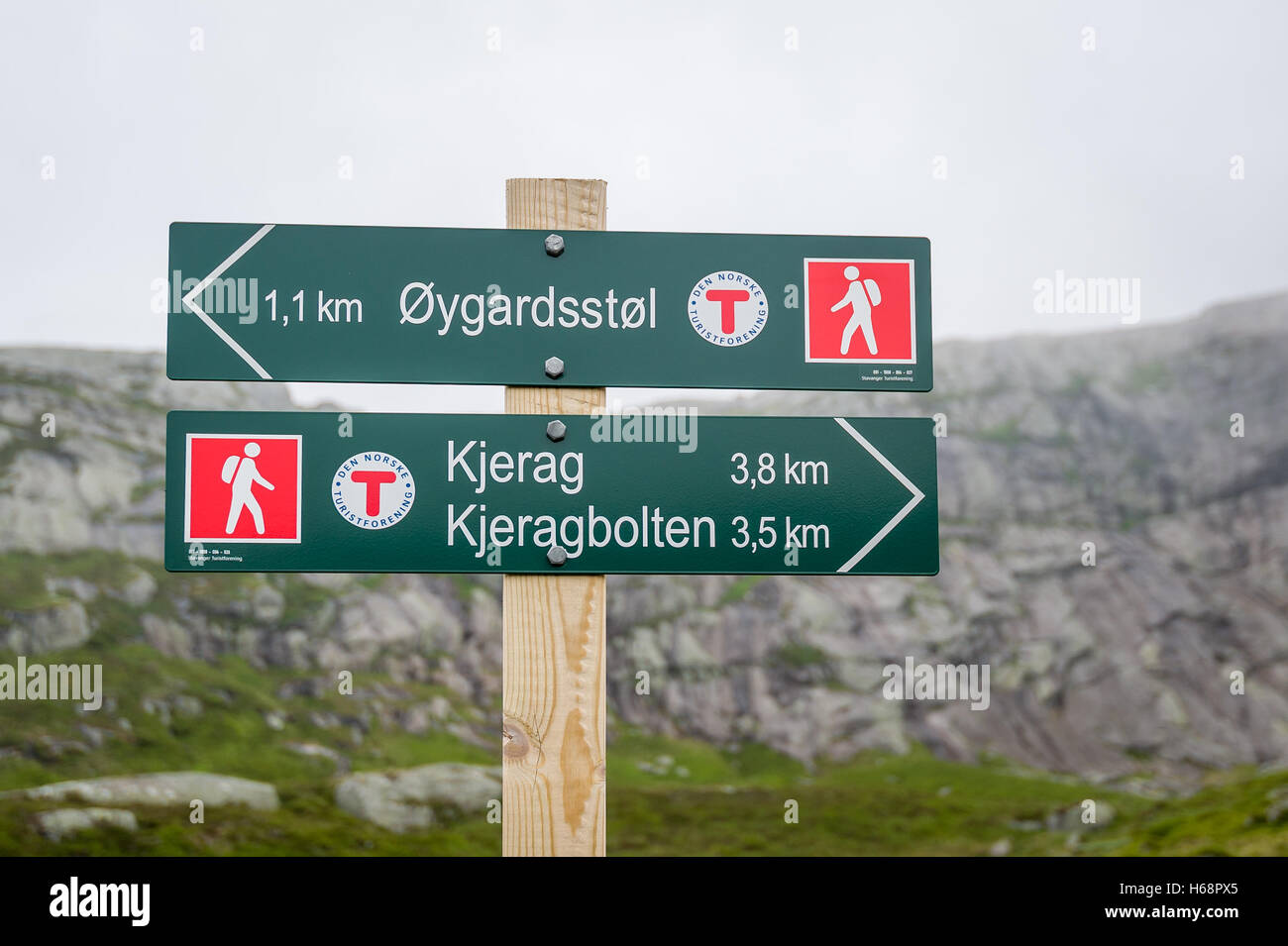 Il percorso escursionistico strada turistica segno alla famosa pietra Kjerag. Foto Stock