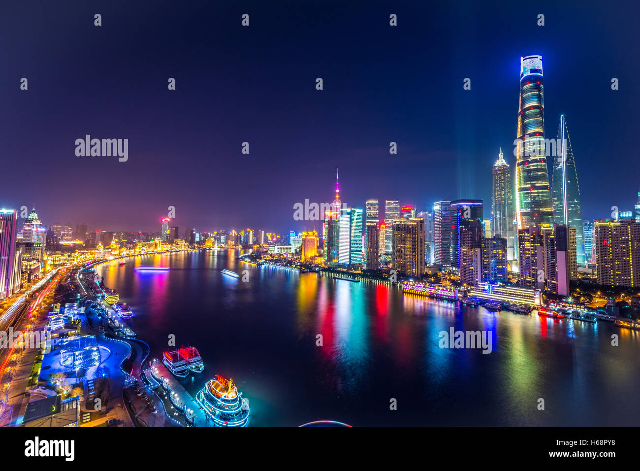 Shanghai, notte tramonto sullo skyline di Pudong, Cina Foto Stock