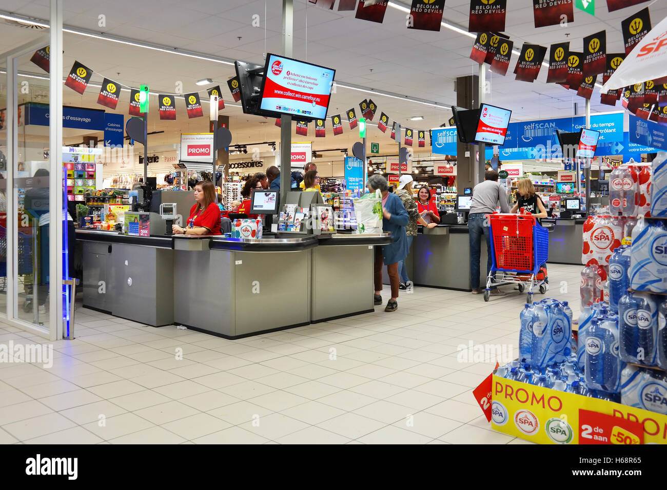 Acquista al supermercato di un ipermercato Carrefour Foto Stock