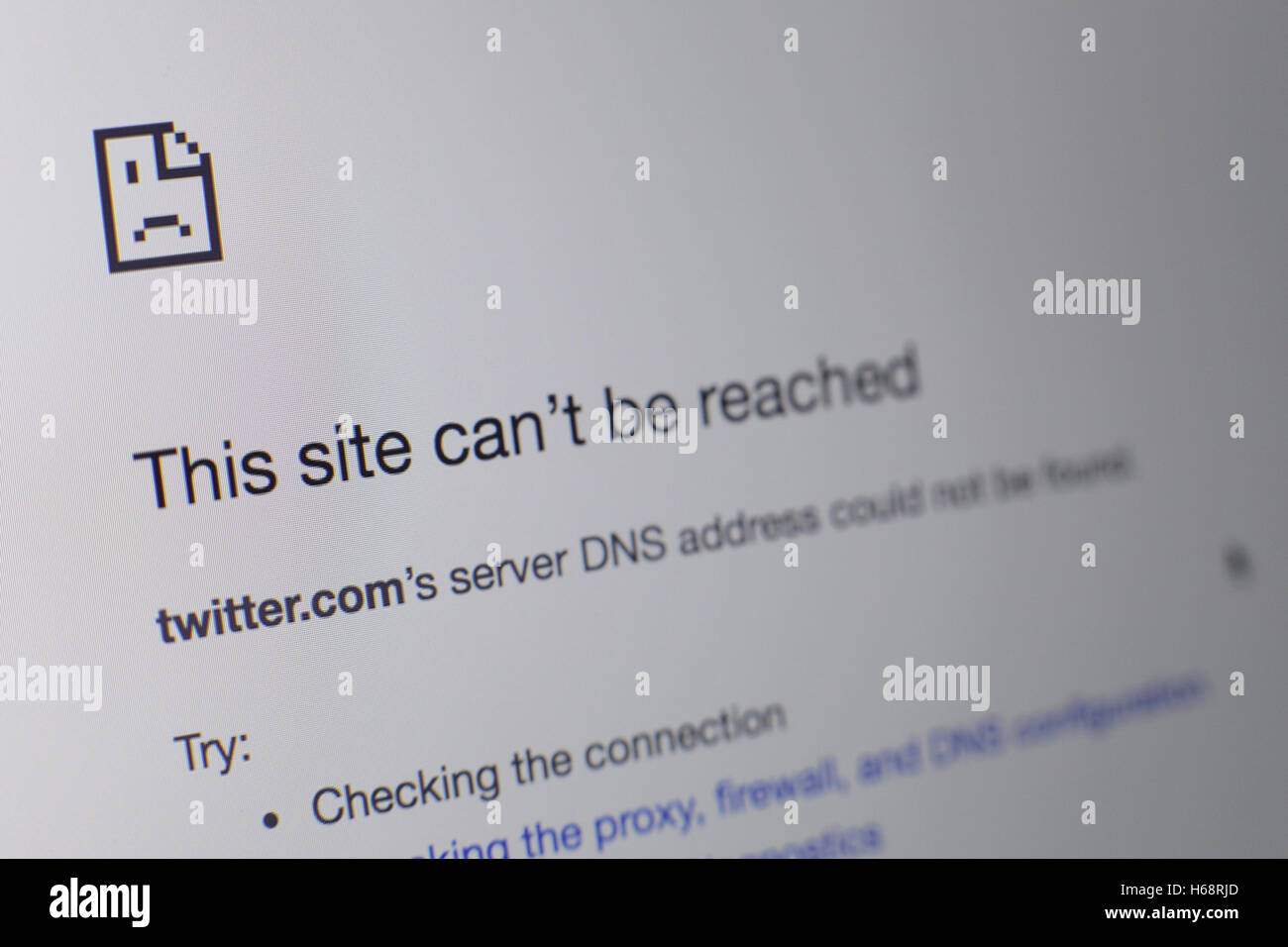 Un messaggio sullo schermo di un computer dicendo che Twitter.com non poteva essere trovato, il risultato di un enorme attacco su internet a livello globale - di accesso utilizzando un distributed denial of service (DDoS) - che ha bloccato alcuni dei siti più popolari al mondo. Foto Stock