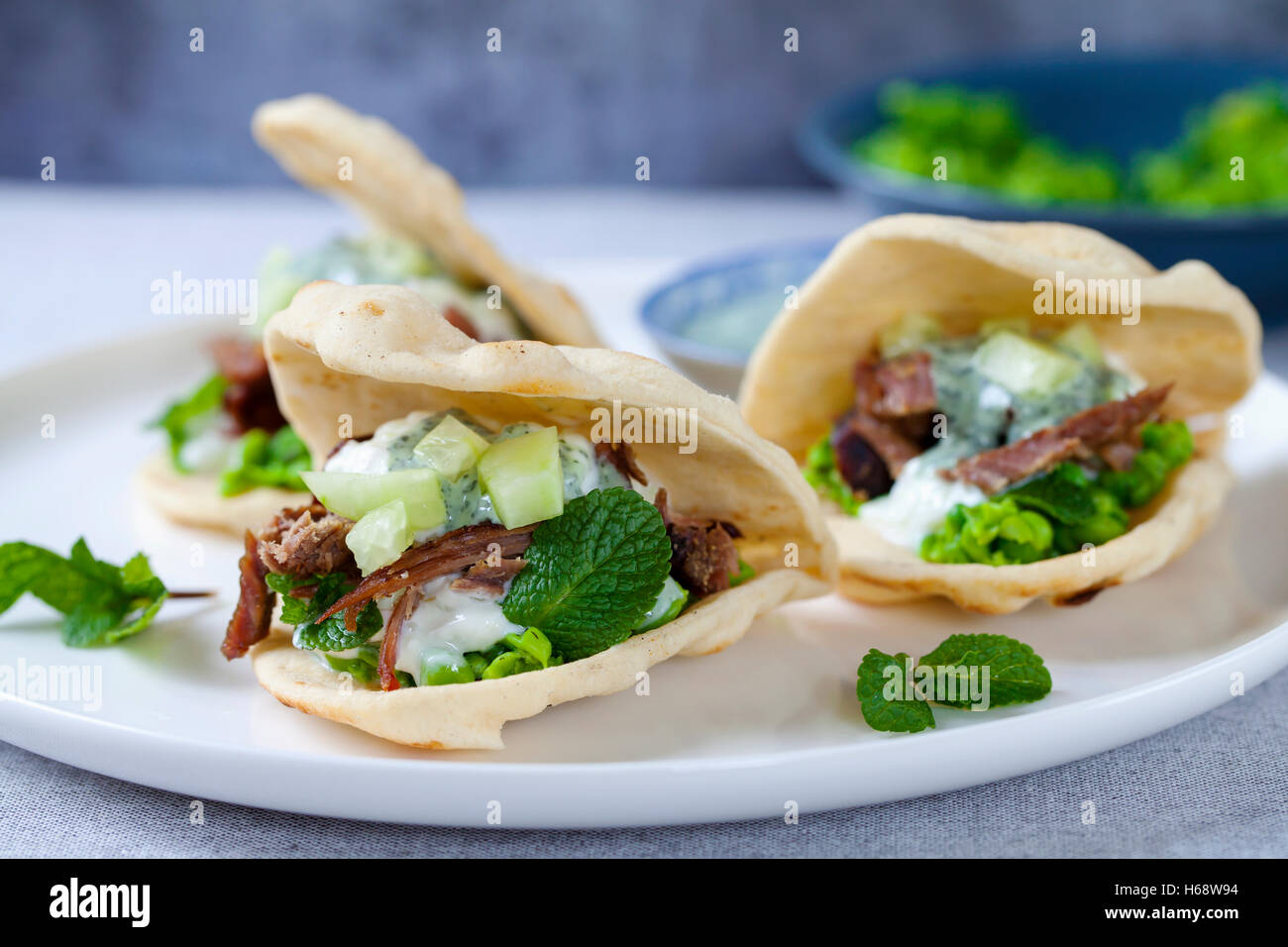 Mini piatto con pane croccante di agnello, purea di piselli, cetriolo, menta e salsa di yogurt Foto Stock