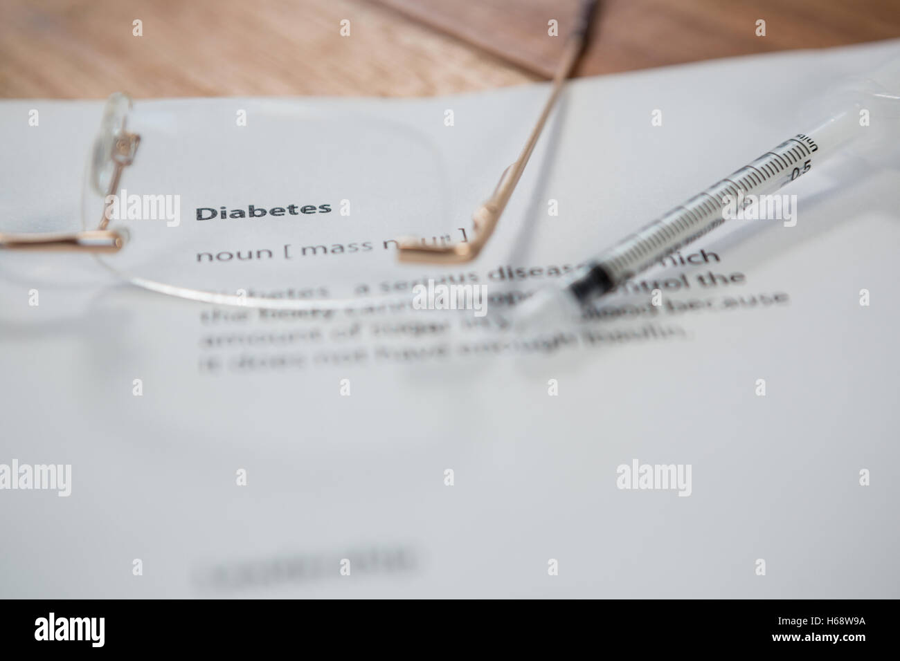 Close-up di iniezione con diabete carta in prova e spettacolo Foto Stock