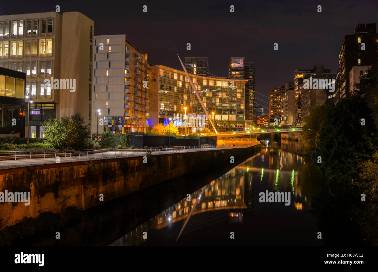 Il fiume Irwell che fluisce throough centro di Manchester con il Lowry Hotel a sinistra. Foto Stock